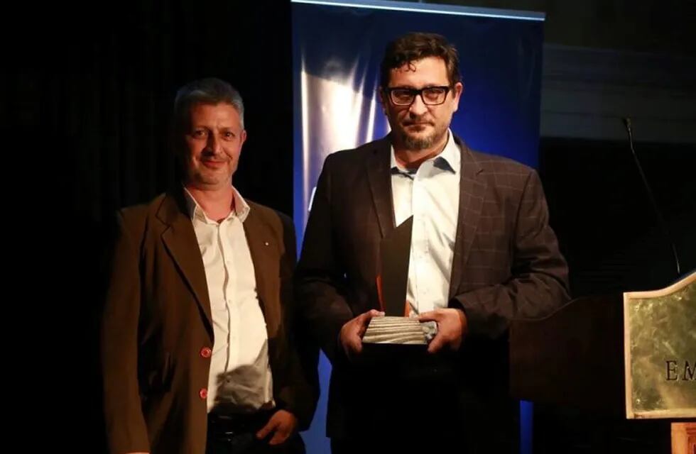 Los periodistas Hernán Lascano y Germán De los Santos fueron premiados por Fopea. (Prensa Fopea)