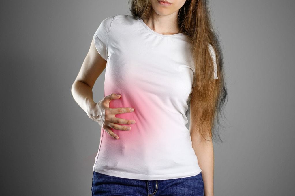 Otra manifestación es un dolor o molestia del lado derecho del abdomen superior, el cual puede irradiarse hacia la espalda. Foto: Depositphotos.