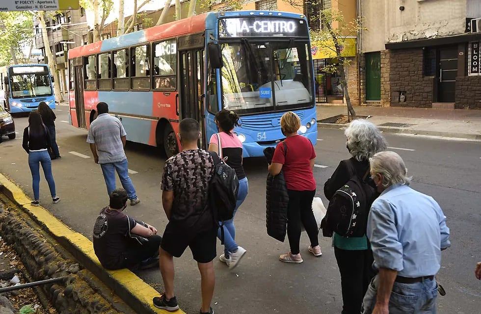 En Mendoza no se hacen filas para esperar el colectivo y eso llamó la atención en Twitter.
