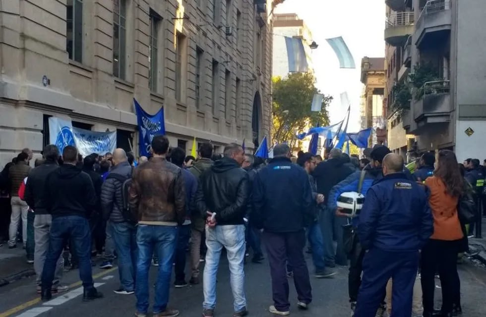 La manifestación obligó a desviar el tránsito por calle Buenos Aires. (@belitaonline)