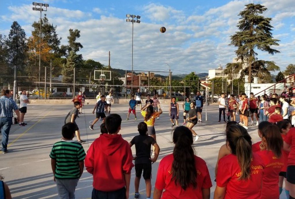 Jugadores de Bolívar Voley participaron de una práctica de la escuela de voley de la Municipalidad, en el Centro Deportivo del parque San Martín.
