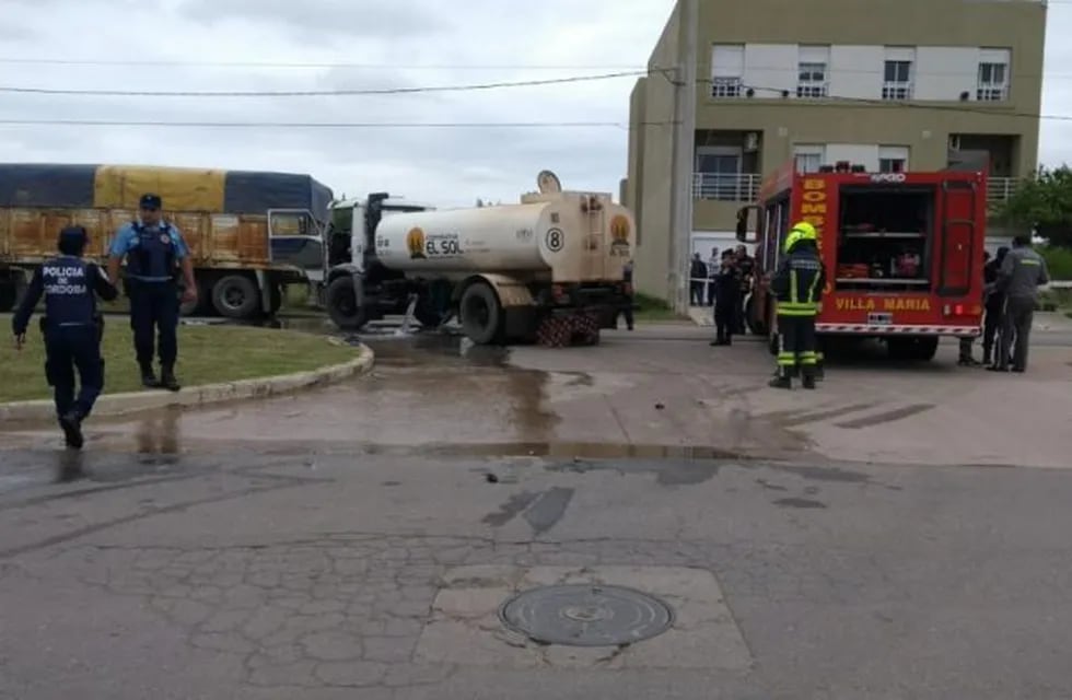 El accidente ocurrió en Villa María entre la moto y el camión.