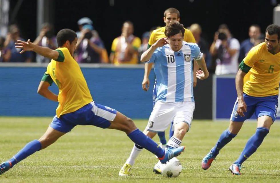 El día que Lionel Messi brilló contra Brasil y anotó uno de sus mejores goles con la Selección. (REUTERS)