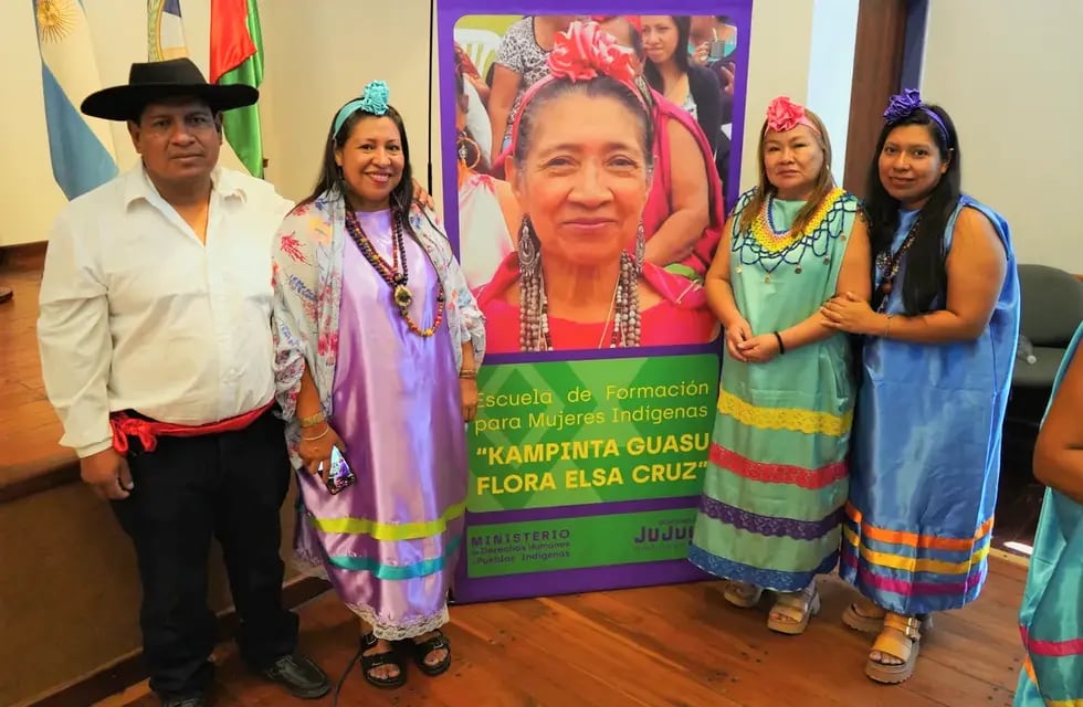 En el acto se rindió homenaje a Flora Elsa Cruz, mburuvicha con amplio reconocimiento local, nacional e internacional. En la oportunidad estuvieron presentes los hijos de la recordada lideresa guaraní, Noemí Condori, Nora Condori y José Condori.