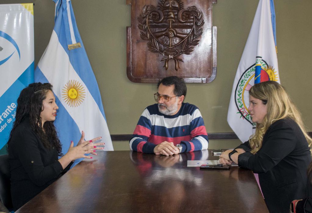 Patricia Sánchez, embajadora de LadiesBrunch, el diálogo con el presidente  del Concejo Deliberante de San Salvador de Jujuy, Lisandro Aguiar, y la concejal Melina Silva.