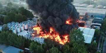 Se incendia una fábrica de materiales plásticos en General Pacheco