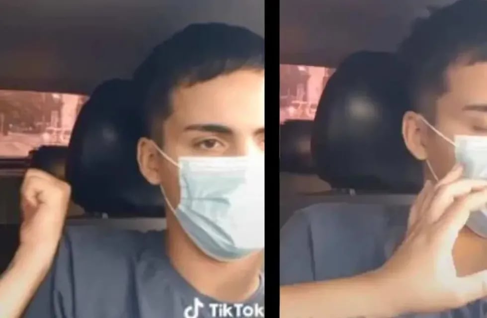 La captura de pantalla de parte del video, donde la joven acosa sexualmente al taxista.
