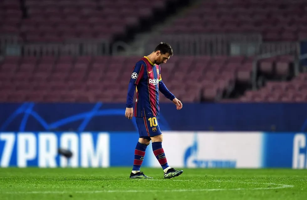 Messi se retira con la cabeza gacha luego de la goleada