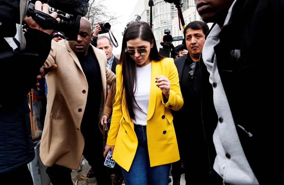 Emma Coronel Aispuro saliendo de la corte al final de otro día de deliberación del jurado en el juicio de su esposo, Joaquín 'El Chapo' Guzmán en el Tribunal Federal de los Estados Unidos, en Brooklyn, Nueva York (EE.UU.) en febrero de 2019.