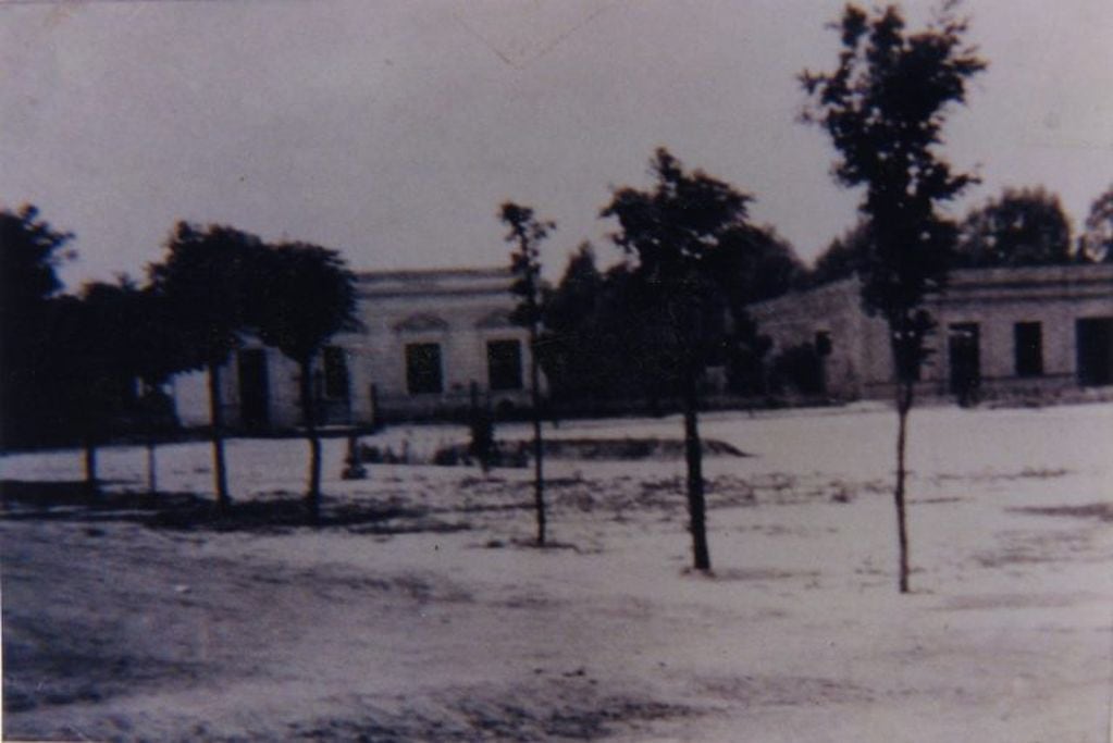 Plaza 25 de Mayo (antes Plaza Centenario) y Esc. José María Paz Arroyito
