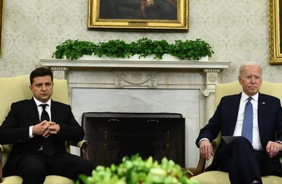 Codo a codo: el presidente de Ucrania, Volodímir Zelenski, junto a su par estadounidense, Joe Biden. Foto: Corresponsalía.