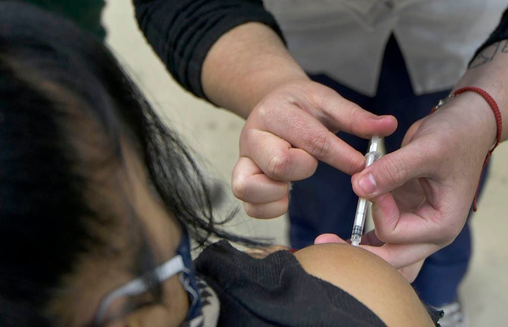 Vacunación. Foto Orlando Pelichotti / Los Andes