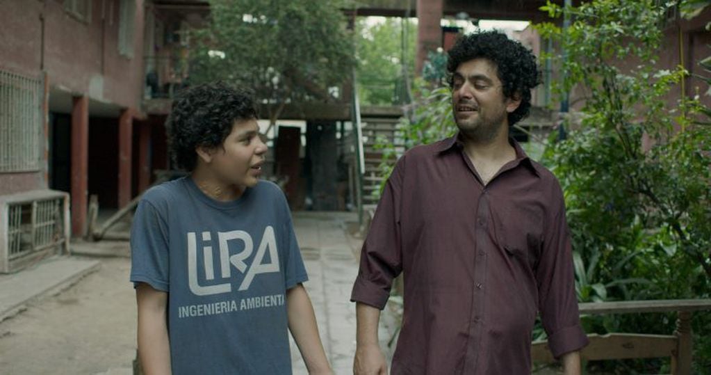 Carlos Tevez (Balthazar Murillo) y su tío (Alberto Ajaka). (Prensa Netflix).