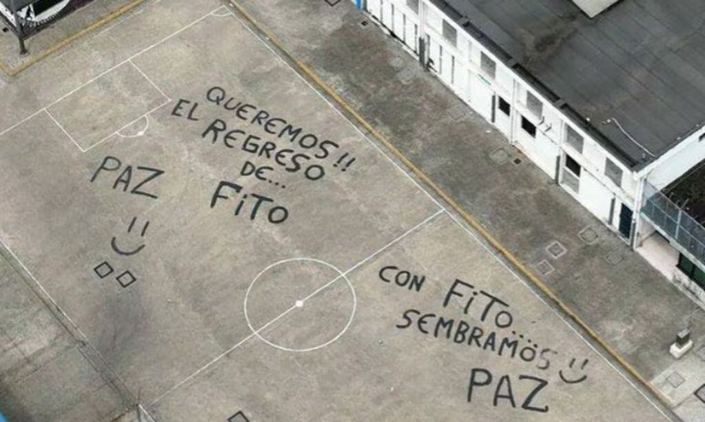 Vista aérea que muestra mensajes sobre la banda criminal Adolfo "Fito" Macías, escritos por reclusos de la prisión Regional 8 de Guayaquil.
