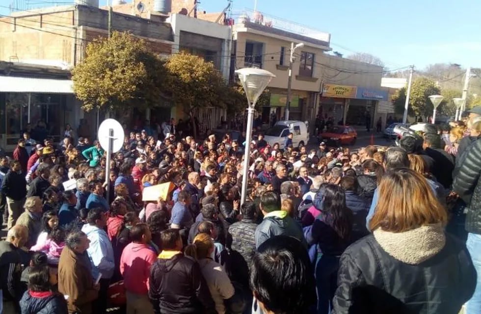 Chileciteños marcharon en reclamo de las altas tarifas de Edelar