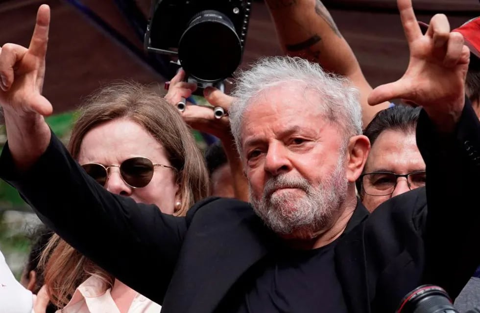Semanas atrás, un juez ordenó anular todas las sentencias dictadas contra Lula por falta de competencia jurídica del tribunal que lo juzgó. (AP)