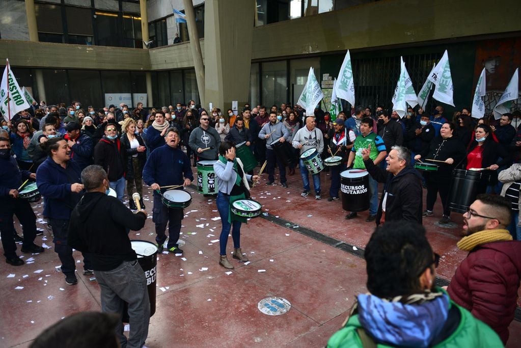 Empleados protestan frente al palacio municipal.   (Nicolás Bravo / La Voz)