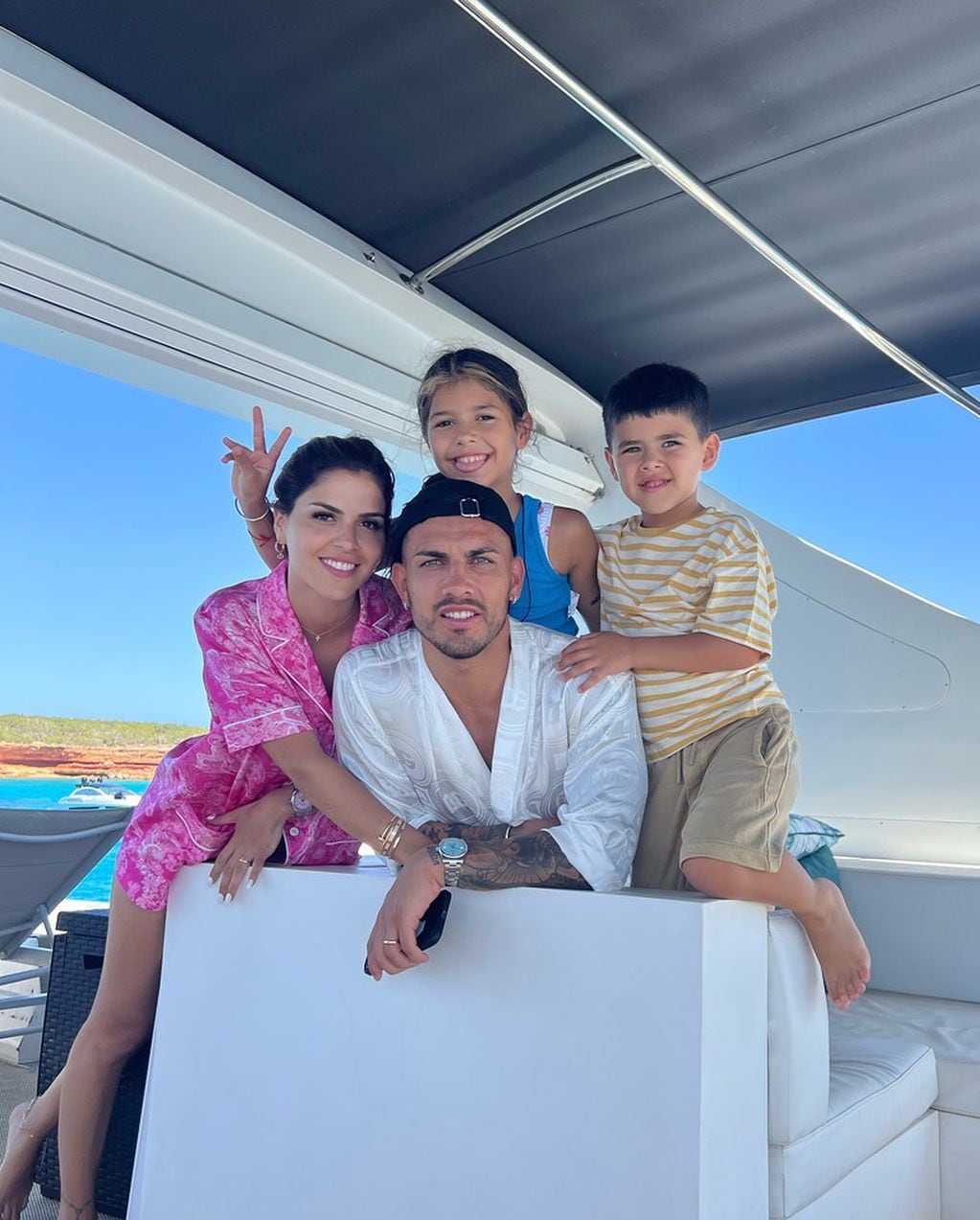 Camila Galante, Leandro Paredes y su familia.