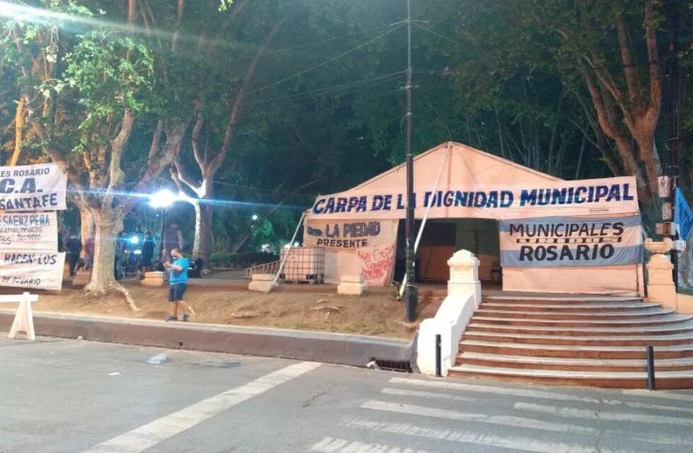 La protesta se puso en marcha el lunes a la noche en la Plaza 25 de Mayo. (@emimartinez_ar)