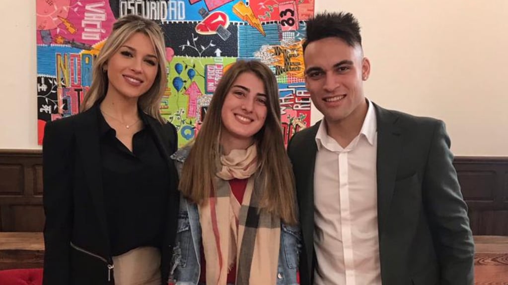 Melisa Sabatini con Agustina Gandolfo y Lautaro Martínez en el bautismo de Nina. Gentileza