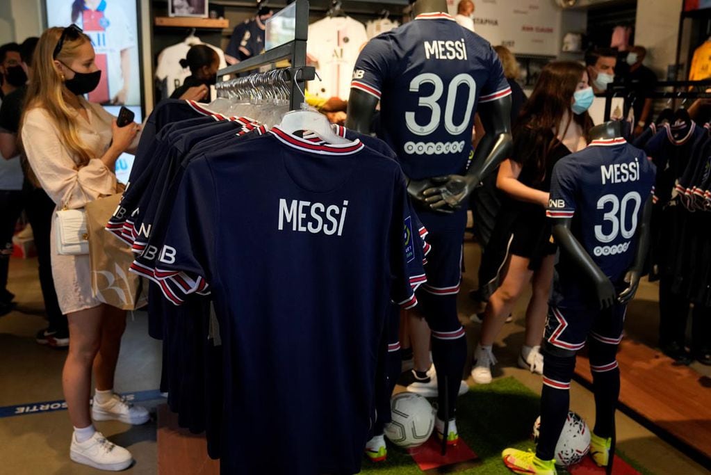 Locura por Lionel Messi en París. (AP)