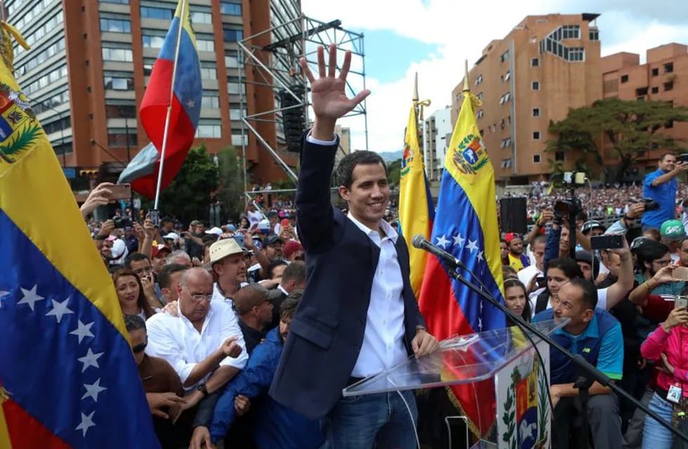 El presidente del Parlamento venezolano, Juan Guaidó (c), saluda a manifestantes tras anunciar que asume las competencias del Ejecutivo, este miércoles en Caracas (Venezuela).