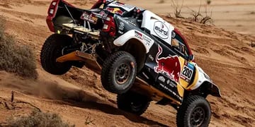 Al-Attiyah sigue consolidándose en la punta del rally Dakar con Toyota.