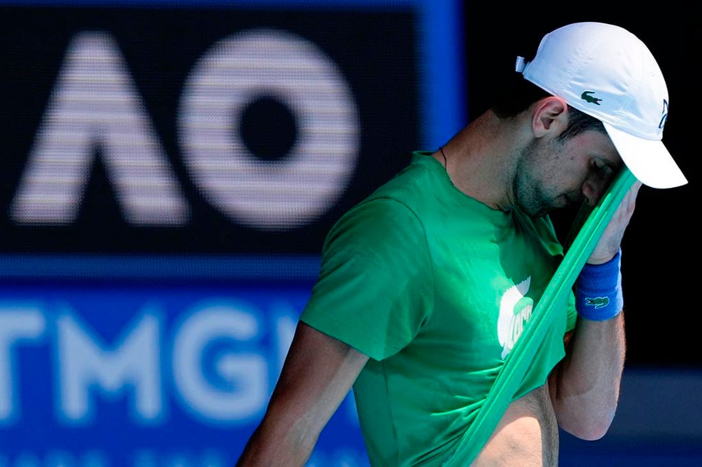 Las nuevas medidas sanitarias impuestas por el Parlamento francés, le impiden a Novak Djokovic participar del Roland Garros.