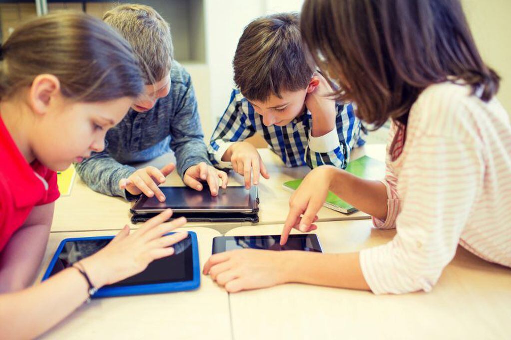 Los niños se mueven con naturalidad entre las pantallas y los dispositivos y aprenden en forma autodidacta o se enseñan entre ellos (Getty Images).