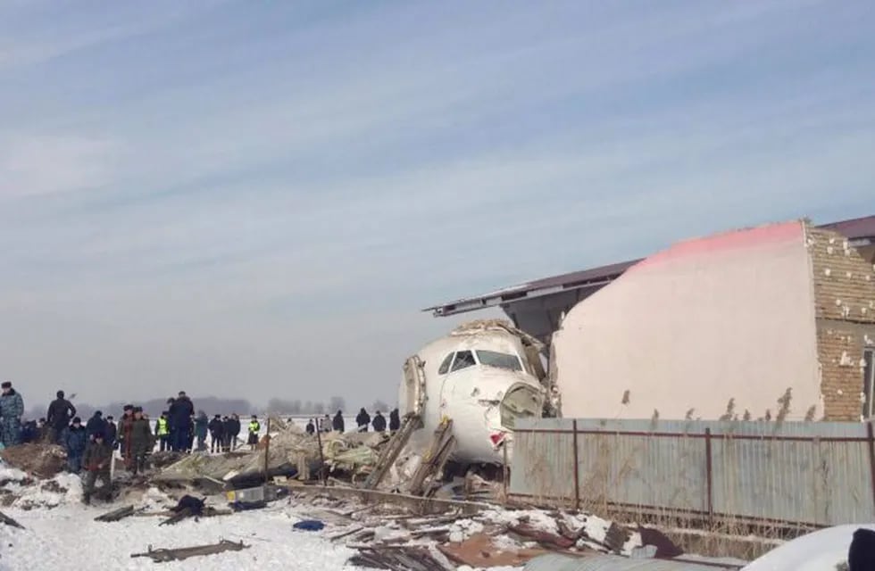 Almaty (Kazakhstan), 27/12/2019.- A handout photo made available by the press service of the Committee for Emergency Situations of the Ministry of Internal Affairs of the Republic of Kazakhstan (EMERCOM) shows rescuers working at the site of an airplane crash near Almaty airport, some 20km from the city of Almaty, Kazakhstan, 27 December 2019. According to media reports, at least 14 people have died and over 60 were injured after a Bek Air's Fokker 100 passenger plane with around 100 people on board crashed shortly after taking off from Almaty airport. The flight was en-route from Almaty, the country's largest city, to the capital Nur-Sultan. The cause of the incident is yet unknown. (Kazajstán) EFE/EPA/COMMITTEE FOR EMERGENCY SITUATIONS OF KAZAKHSTAN HANDOUT -- BEST QUALITY AVAILABLE -- HANDOUT EDITORIAL USE ONLY/NO SALES