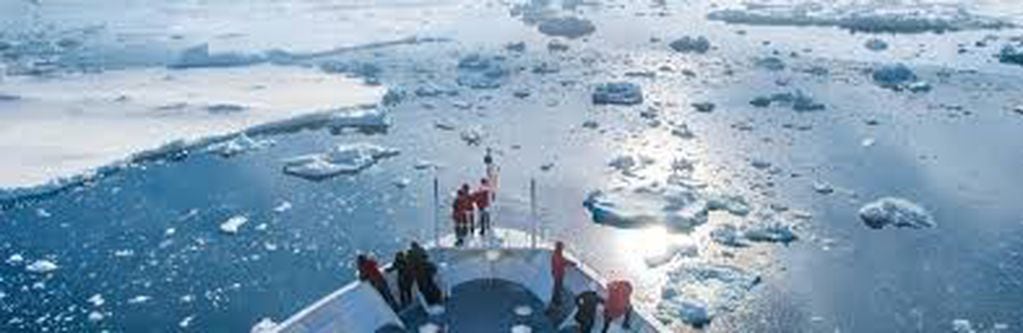 Buques de diversas banderas navegan por las frías aguas de la Antártida, sorteando témpanos y hielos de menor dimensión.