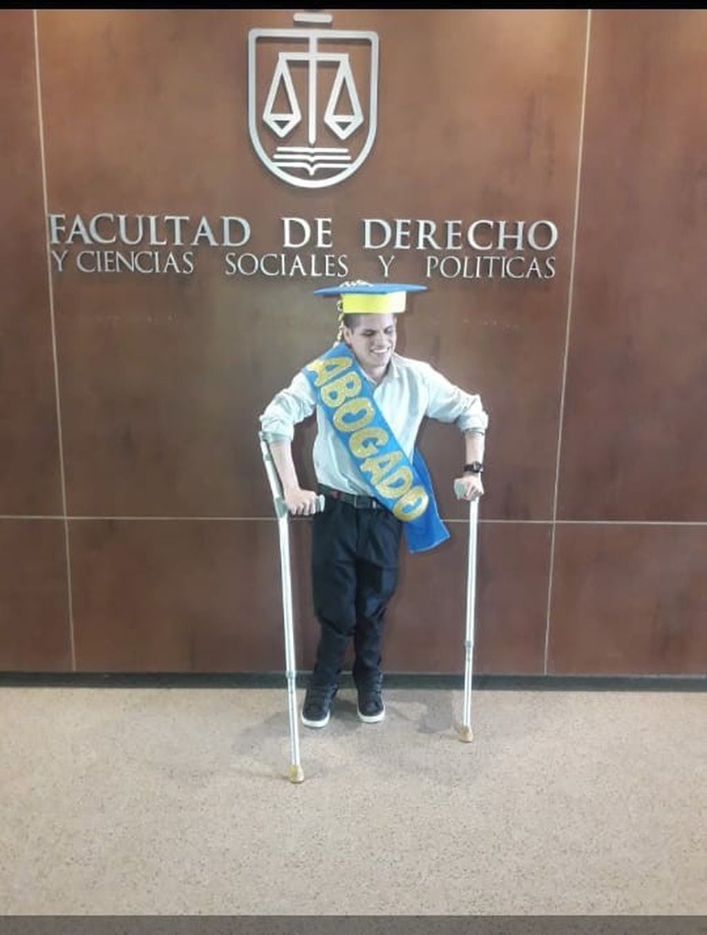 Nicolás Ramirez es ciego, no puede moverse sin su bastón y ahora es abogado