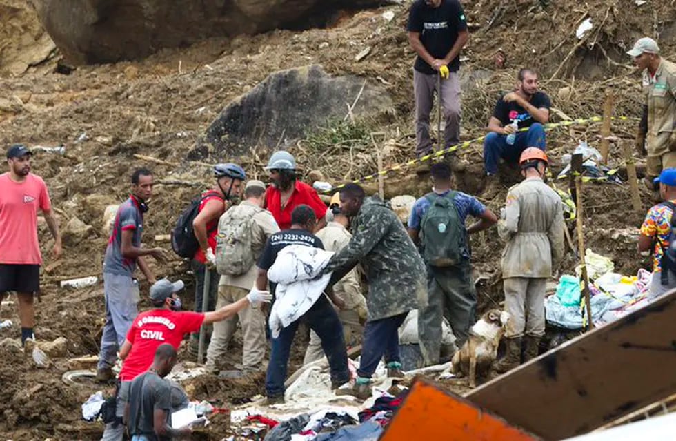 Las ayudas de voluntarios, rescatistas y bomberos para las víctimas de las inundaciones de Petrópolis.