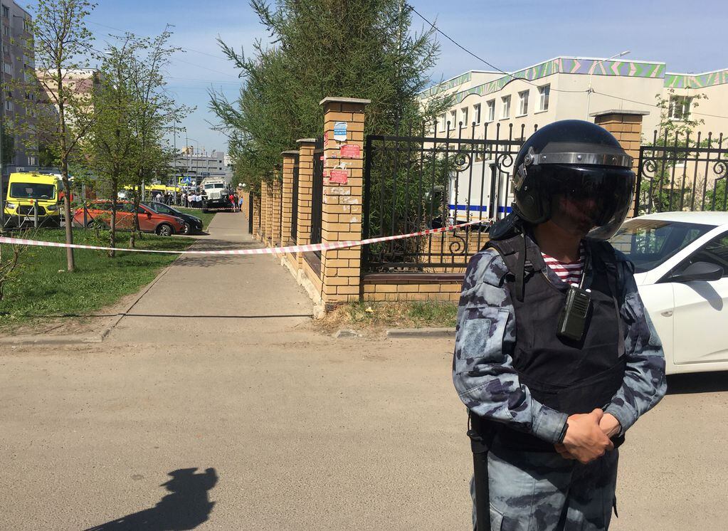 Un policía frente a la escuela de Kazan, Rusia, donde dos adolescentes abrieron fuego contra los estudiantes.