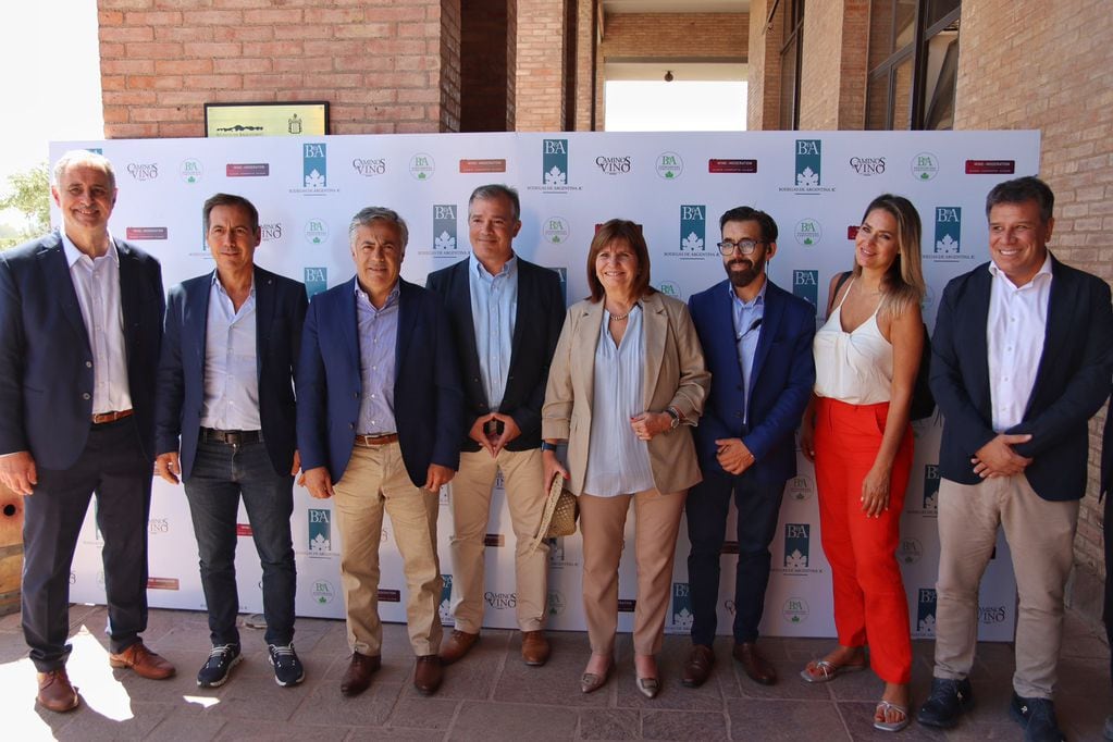 Autoridades de Bodegas de Argentina y Juntos por el Cambio. Luis Naidenoff, Alfredo Cornejo, Patricia Bullrich, Carolina Losada y Facundo Manes.