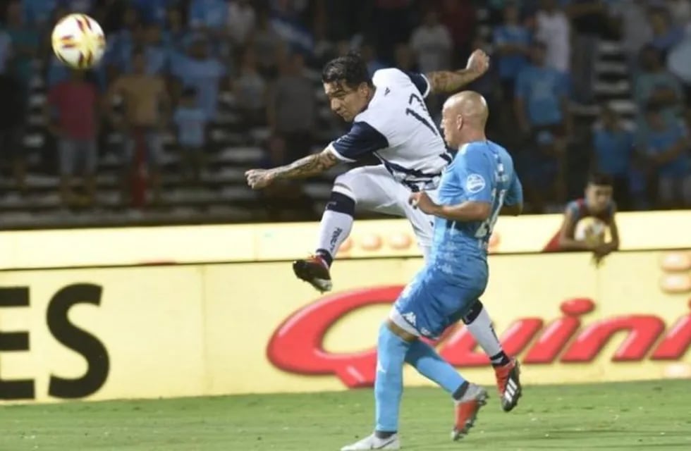 Dayro contra el uruguayo Almeida. Un duelo que no se volverá a dar en julio.
