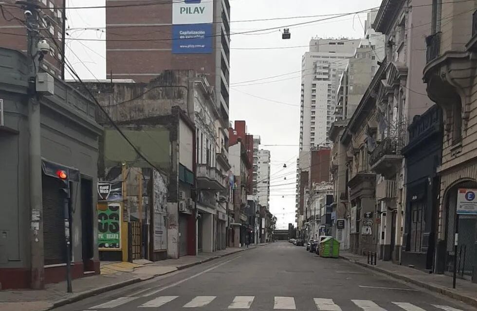 La calle Corrientes registra movimiento mínimo los fines de semana. (@martinvgg)