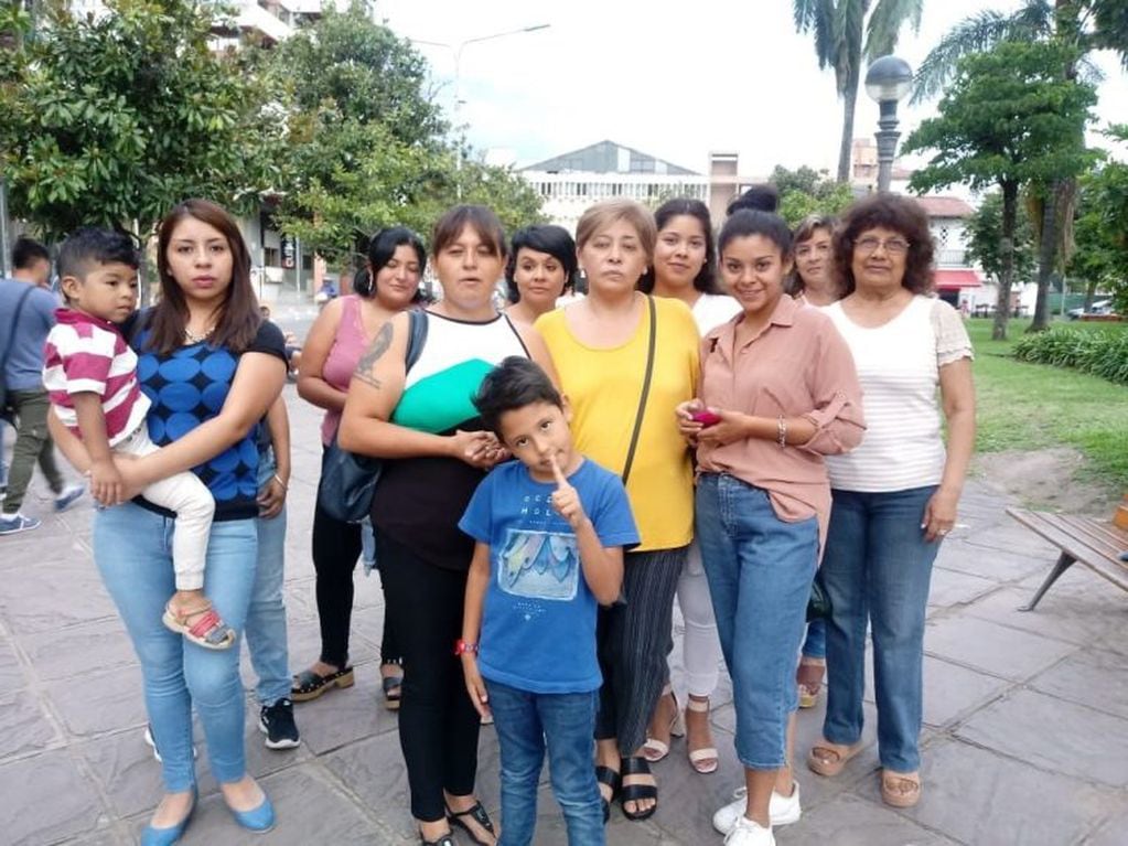 Un grupo de madres, participando de la convocatoria en la plaza Belgrano para pedir justicia para Fernando Báez.