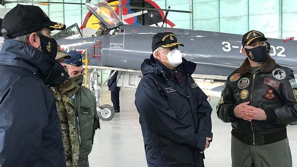 El Ministro de Defensa, Jorge Taiana. visitó la Base Naval Puerto Belgrano, la Base Aeronaval Comandante Espora y varios destinos.