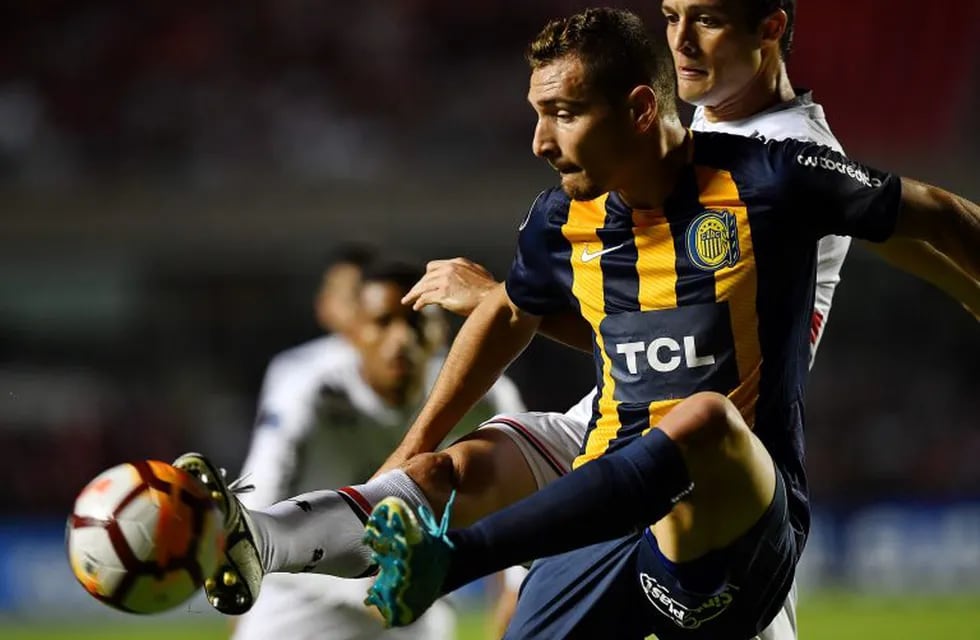 Marco Ruben (L) of Argentina's Rosario Central, vies for the ball with Anderson Martins (R) of Brazil's Sao Paulo, during their 2018 Copa Sudamericana football match held at Morumbi stadium, in Sao Paulo, Brazil, on May 9, 2018. / AFP PHOTO / NELSON ALMEIDA san pablo brasil marco ruben futbol copa sudamericana 2018 futbol futbolistas san pablo rosario central