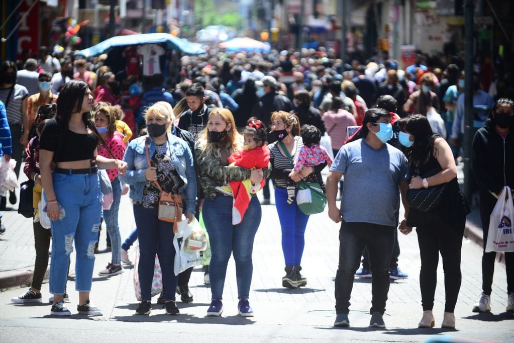 Cientos de personas recorren la peatonal de Córdoba.