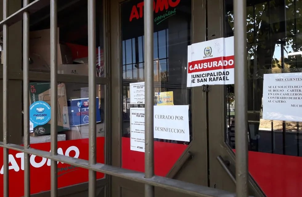 La Municipalidad le colocó la faja de clausura a la sucursal de Átomo en Emilio Mitre al 500. Foto Media Mendoza.