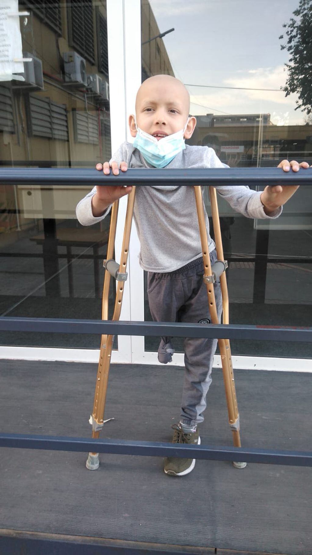 Lucas después de la amputación necesita una prótesis para volver a caminar sin muletas.