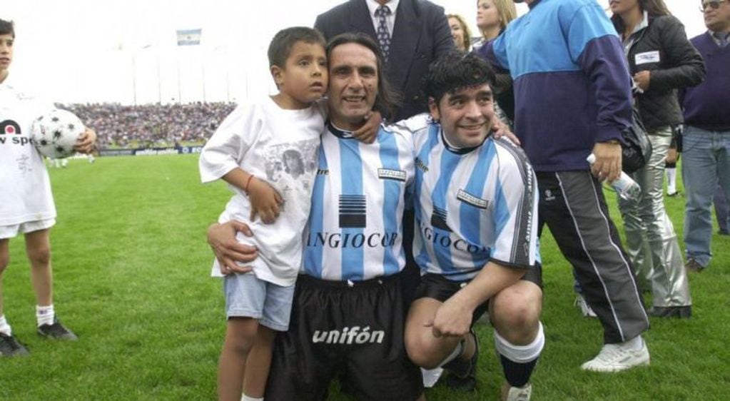 Maradona con su compadre Daniel Valencia en el estadio Córdoba