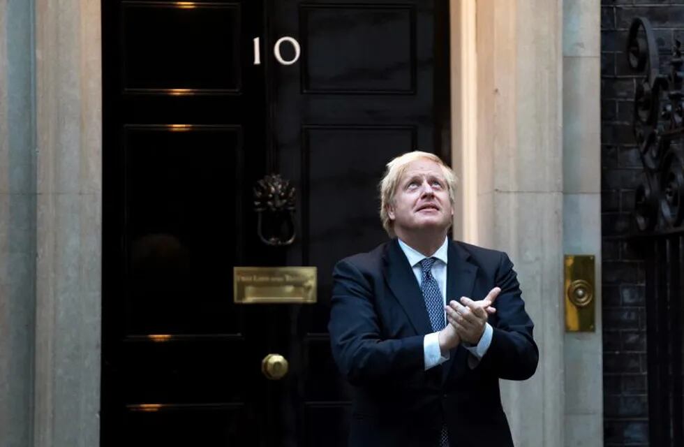 London (United Kingdom), 30/04/2020.- British Prime Minister Boris Johnson takes part during the 'Clap for our Carers' campaign in support of Britain's National Health Service (NHS) in front of 10 Downing Street in central London, Britain, 30 April 2020. Britons are now in their fifth week of lockdown due to the ongoing coronavirus COVID-19 pandemic. Countries around the world are taking increased measures to stem the widespread of the SARS-CoV-2 coronavirus which causes the COVID-19 disease. (Reino Unido, Londres) EFE/EPA/WILL OLIVER