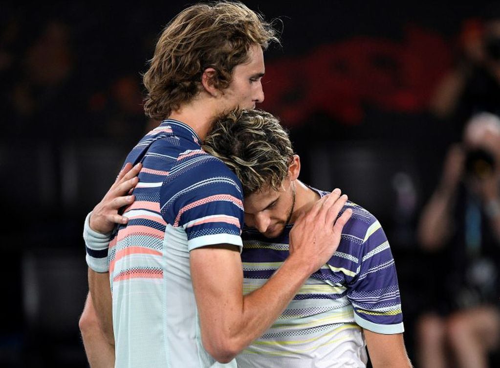 Dominic Thiem y Alexander Zverev (Foto: Andy Brownbill/AP)