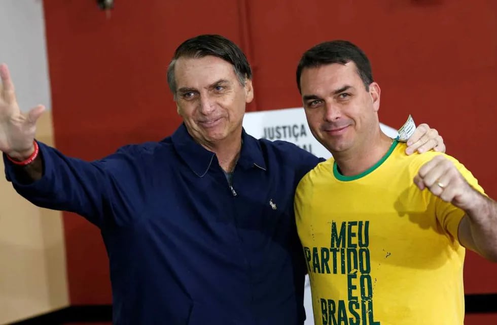 Bolsonaro, junto a su hijo Flavio. Foto: AP.