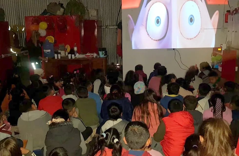 120 niños participaron de la gran sala de cine, acondicionada en el mismo cuartel.