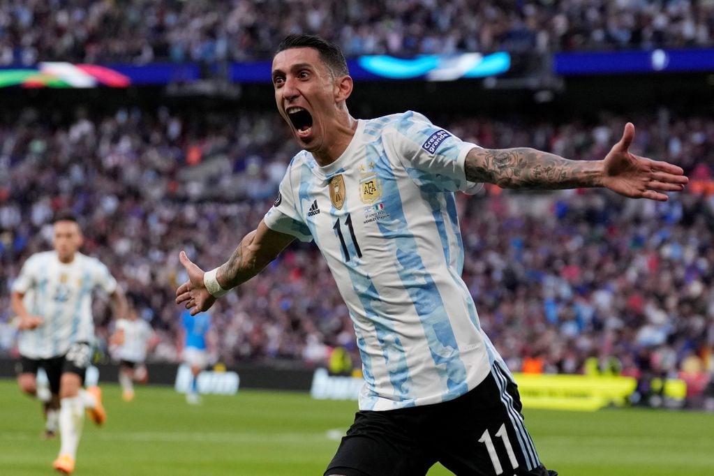 Ángel Di María festeja su gol, el del 2-0 de Argentina sobre Italia en Wembley por la Finalissima. (AP)