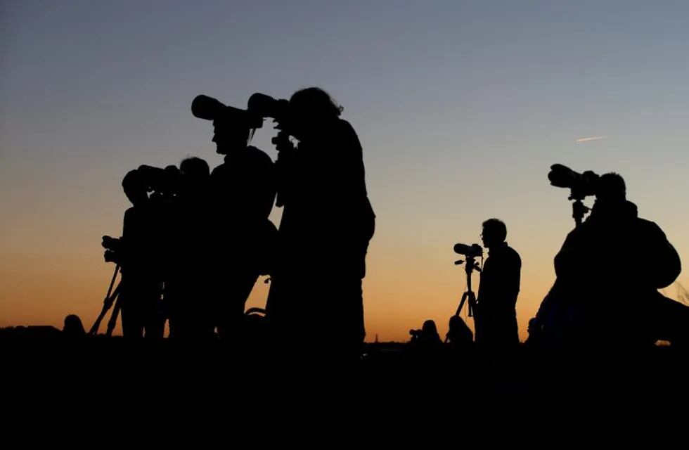 Photographers get ready to shoot pictures of the Supermoon in Madrid, Spain, Monday, Nov. 14, 2016. The brightest moon in almost 69 years is lighting up the sky in a treat for star watchers around the globe. (AP Photo/Paul White) españa madrid  superluna astronomia maxima aproximacion de la luna a la tierra